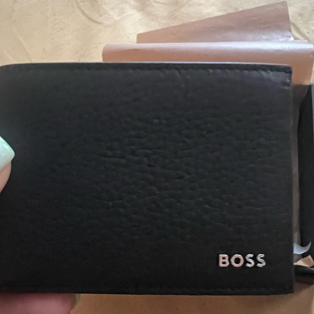 Black Grainedl eather wallet with polished silver logo